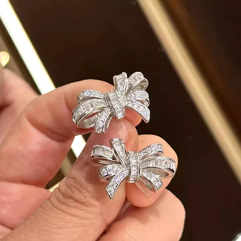 أقراط نسائية أنيقة بتصميم فيونكة من Huitan مع تشيكوسلوفاكيا لامعة لحفلات الزفاف اليومية وإكسسوارات حلوة متعددة الاستخدامات