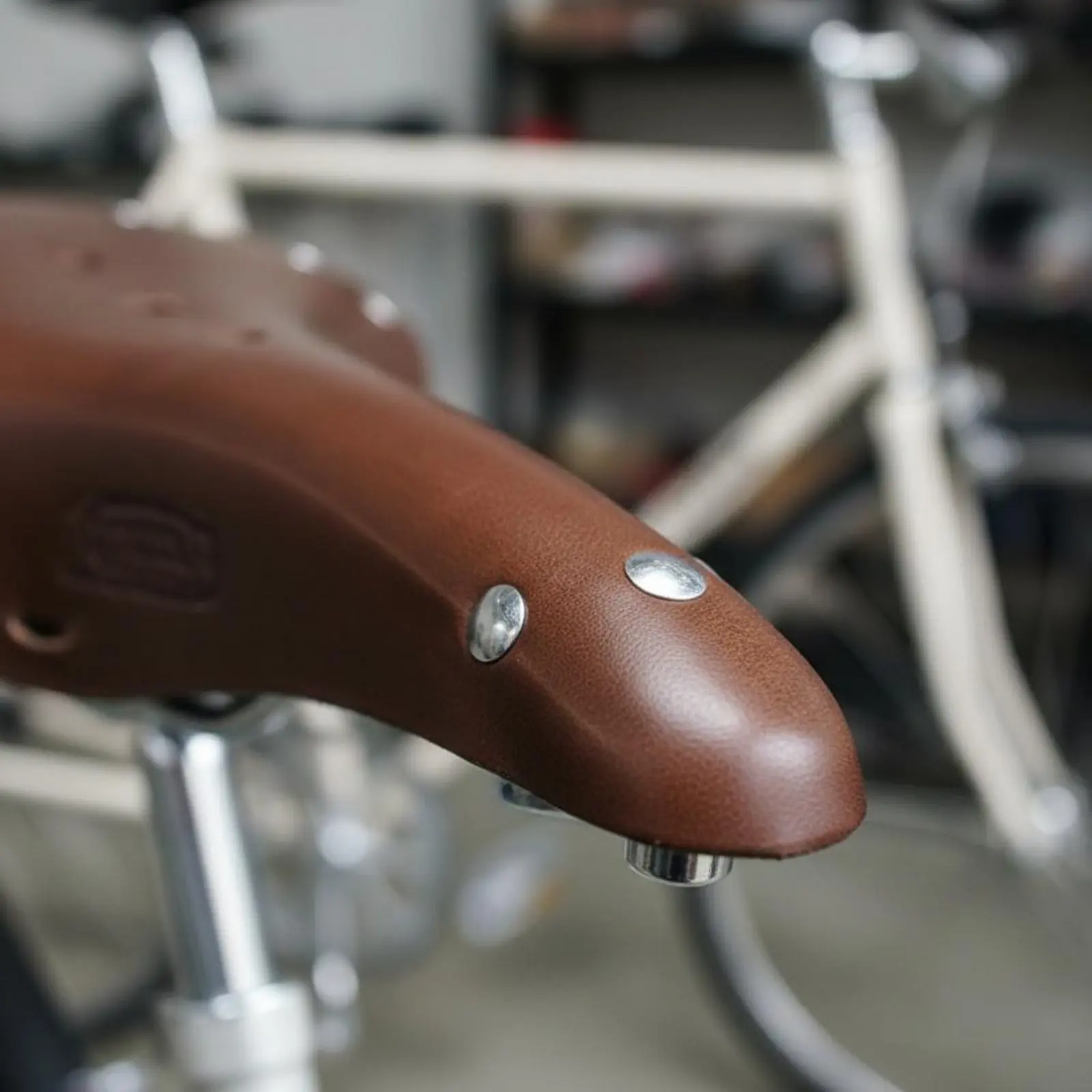 

Leather Coil Cycle Saddle Breathable Design Vintage Leather Bike Saddle for Town Commuting