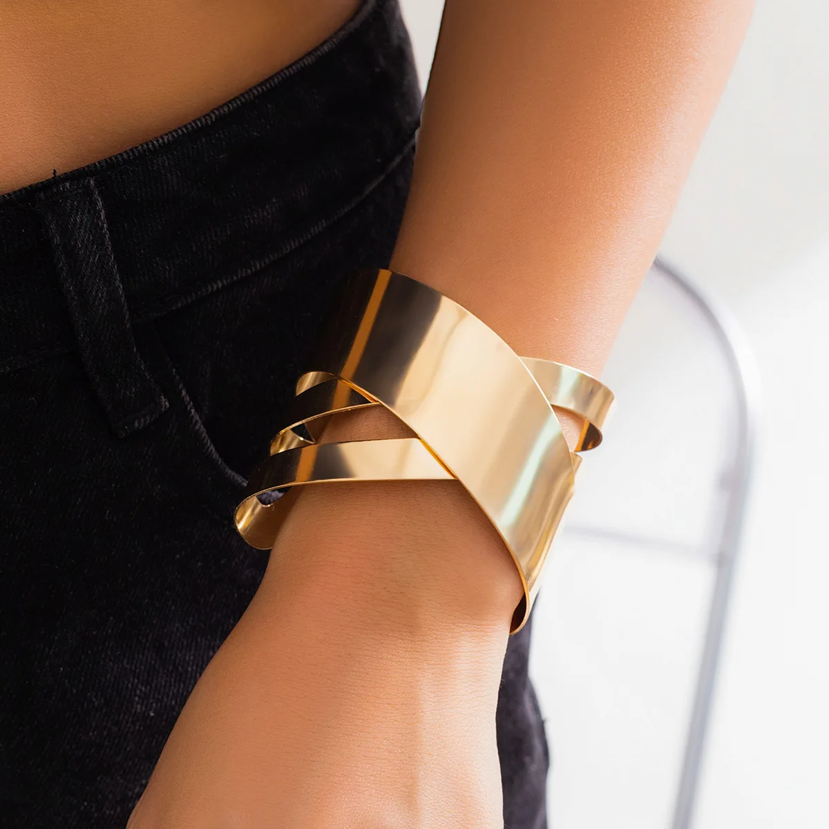 French Minimalist Open Smooth Bangle Vintage Geometric Hollow Cuff Niche Design Premium Metal Bracelet for Women