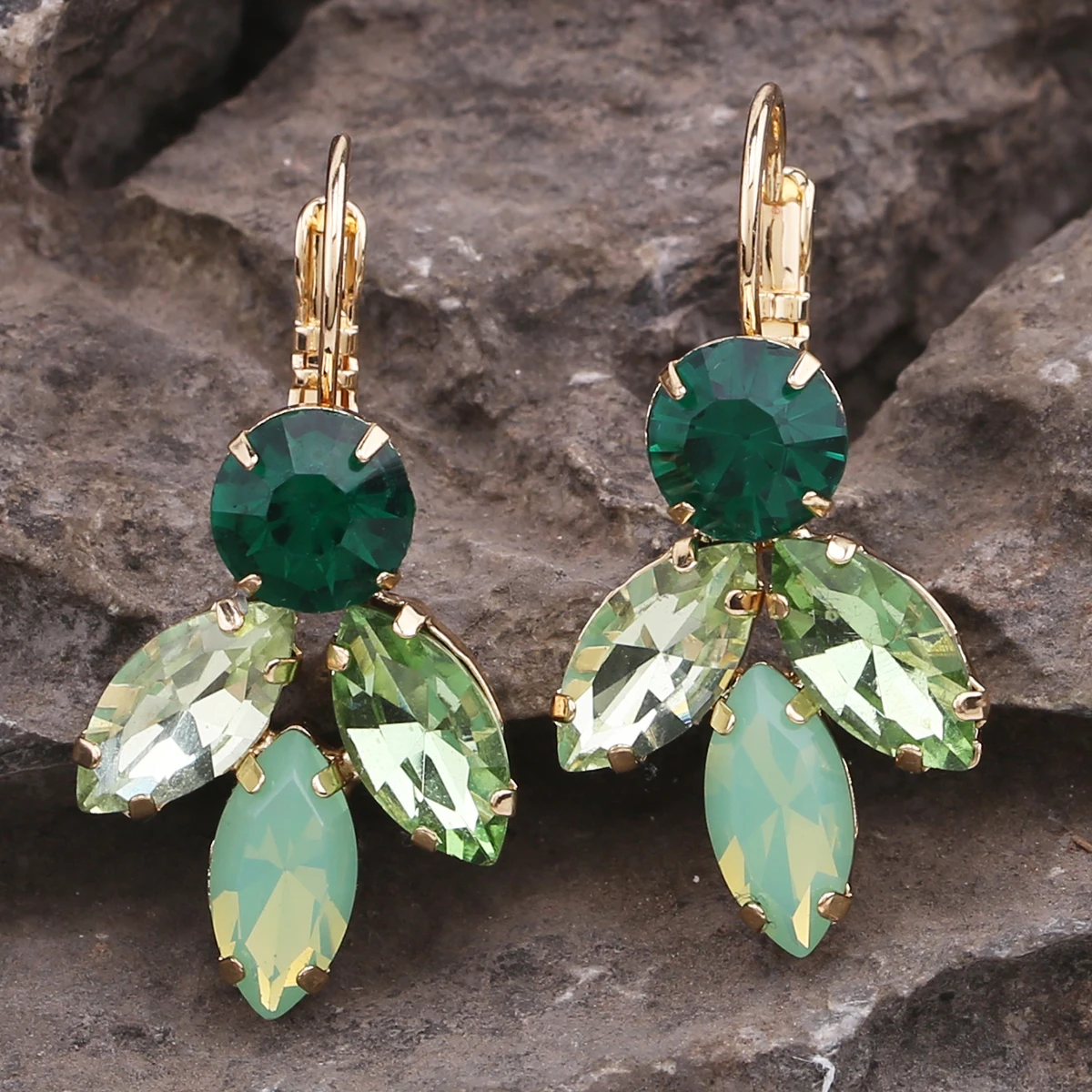 Vintage Lüks Fransız Kanca Küpe Kadınlar için Ebedi Zümrüt ve Yeşil Sahte Taşlar Zarif Batı Tarzı Taklidi Kulak