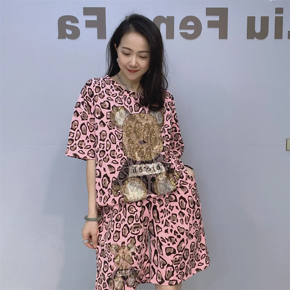 Streetwear leopardo impressão feminina conjunto de duas peças manga curta camiseta cheio de diamantes perfuração quente solto topo + casual perna larga shorts