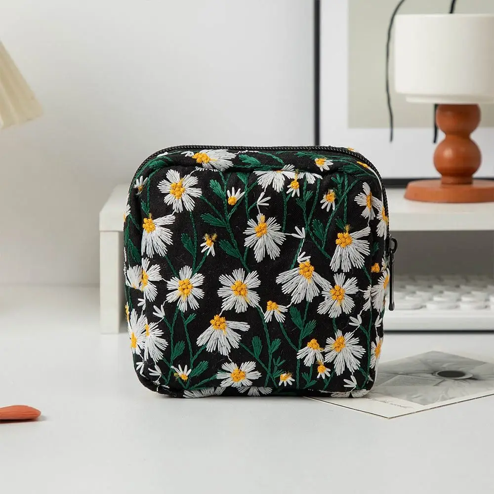 Daisy Embroidered Women's Clutch Bag Mini Coquette Sanitary Napkin Organizer Bag Floral Keychain Earphone Coin Purse