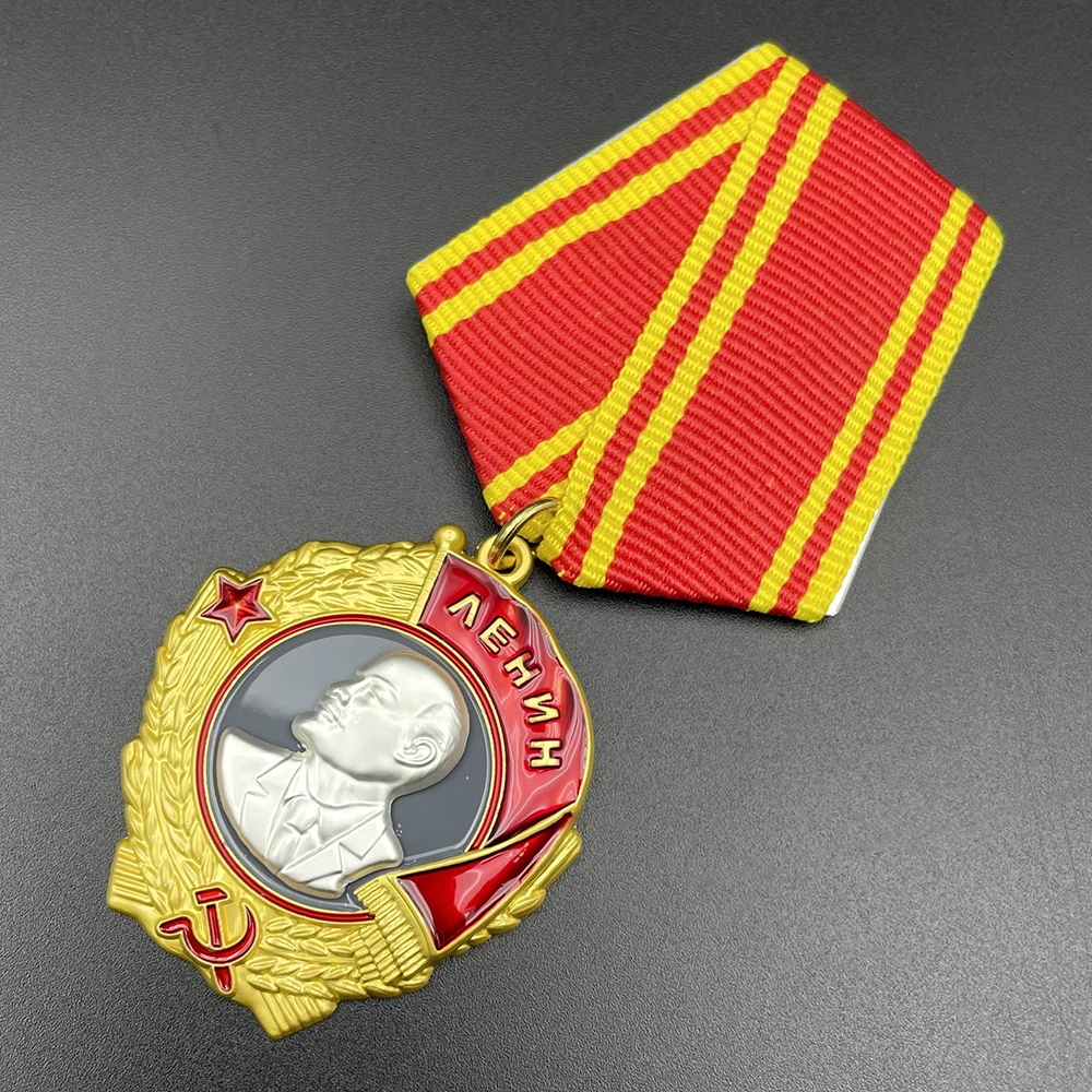 

The Soviet Union Lenin Medal Russian Military Souvenir Decoration Red Flag CCCP Patriotic Badge of Honor Brooch Reproduction