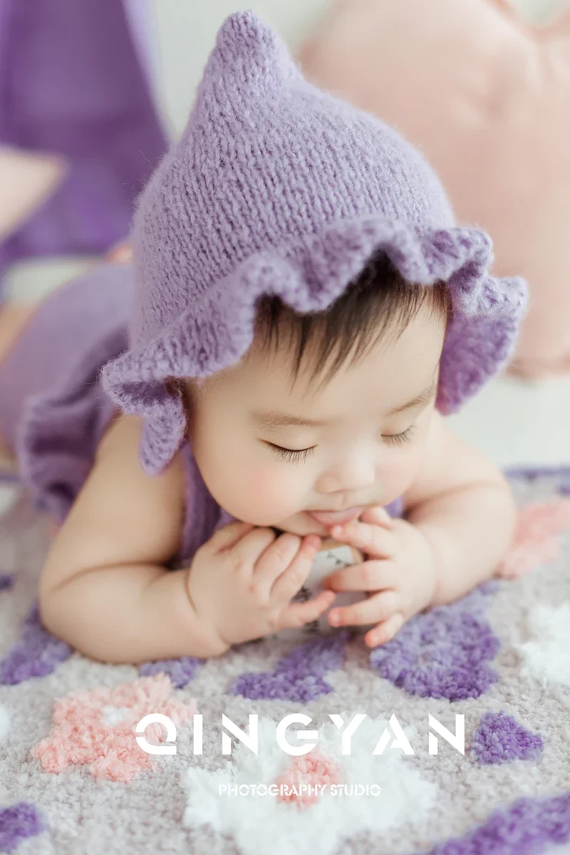 100 day photo taking and photography of baby girls clothing props hand woven woolen hats baby photoshoot outfit