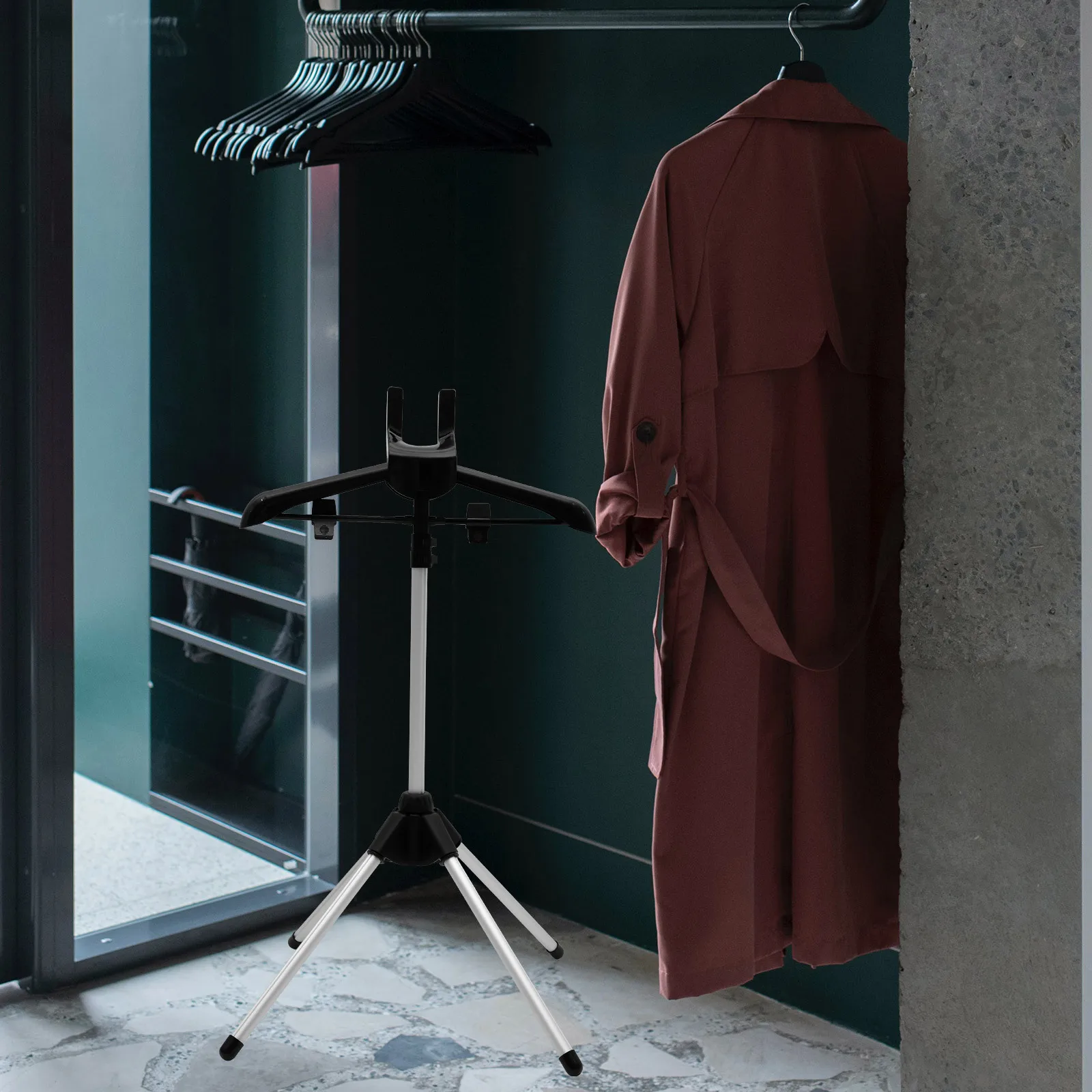 

Набор: 1 паровая гладильная система (отпариватель) с регулируемой складной вешалкой для одежды, гладильной доской и перчаткой. Экономия места, легкое хранение.