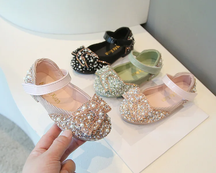 

Весенне-осенняя обувь принцессы с жемчугом для девочек, детская танцевальная обувь с цветными бриллиантами, детская обувь для выступлений для девочек, туфли на липучке с бантом
