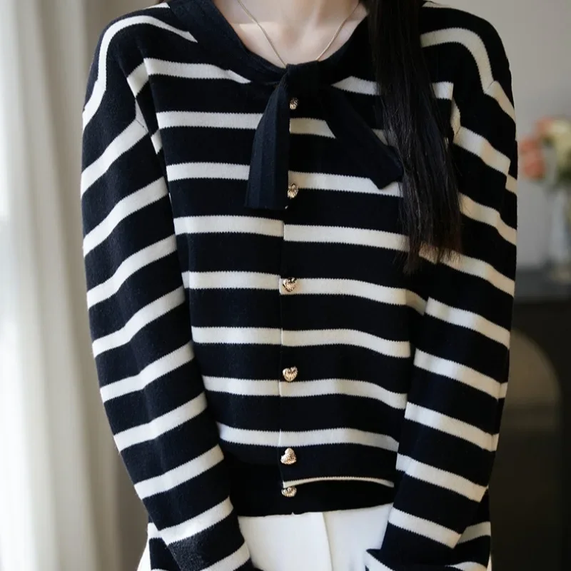 2025 sensación avanzada Top prendas de vestir exteriores delicado nudo de mariposa francesa bloque de Color alta simulación de punto chaqueta de mujer suéter nuevo