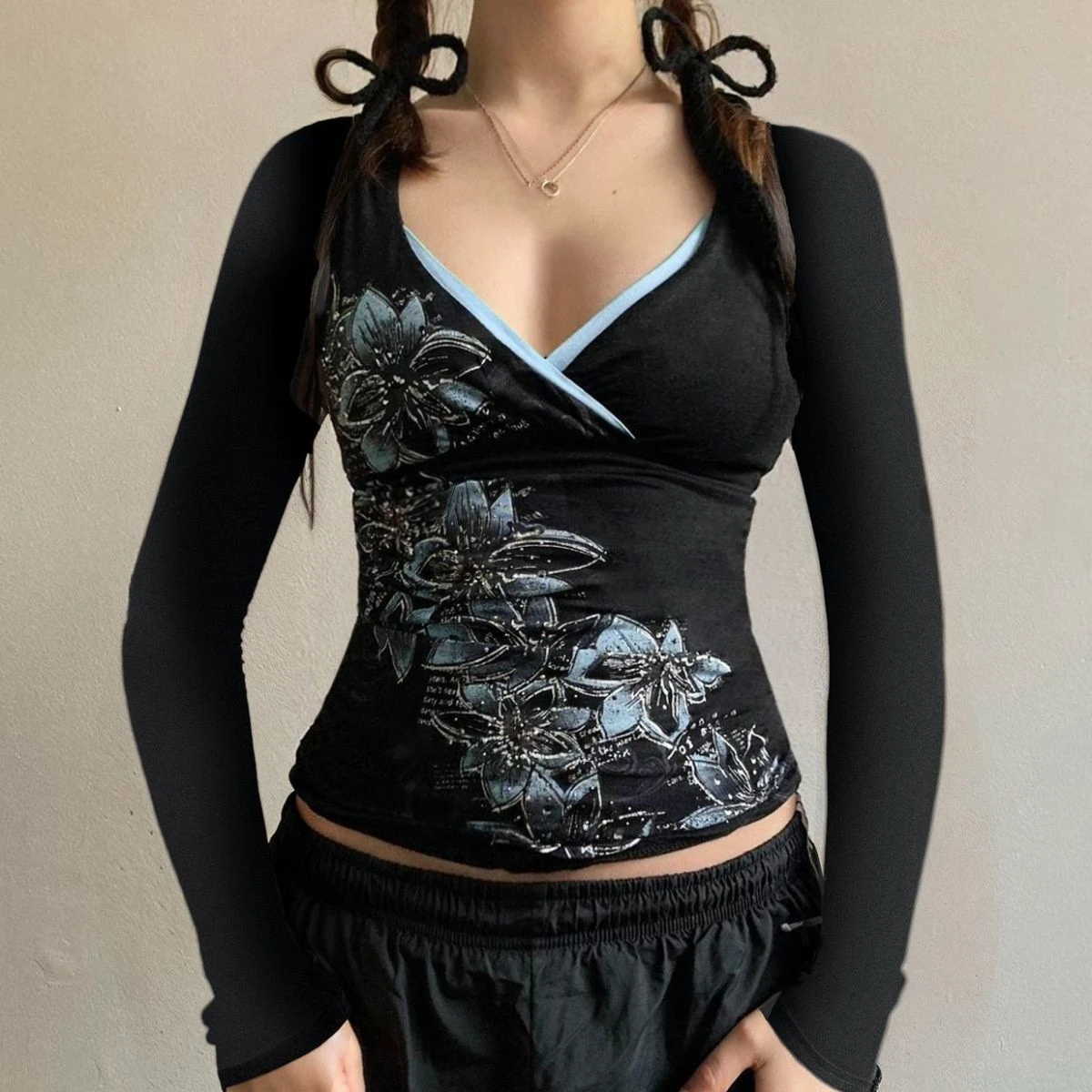 European and American retro printed V-neck design, sexy spicy girl slim fit long sleeved T-shirt