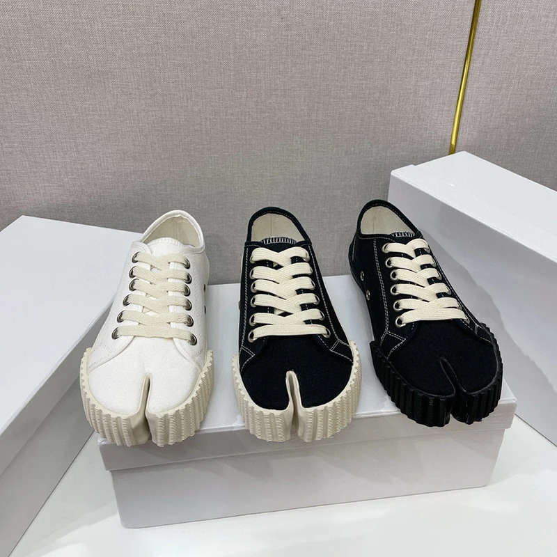 Sepatu Ujung Belah Kanvas Hel Rendah Modis 2025 Sepatu Datar Bertali Wanita Sepatu Papan Kasual dan Nyaman Sepatu Olahraga Pria
