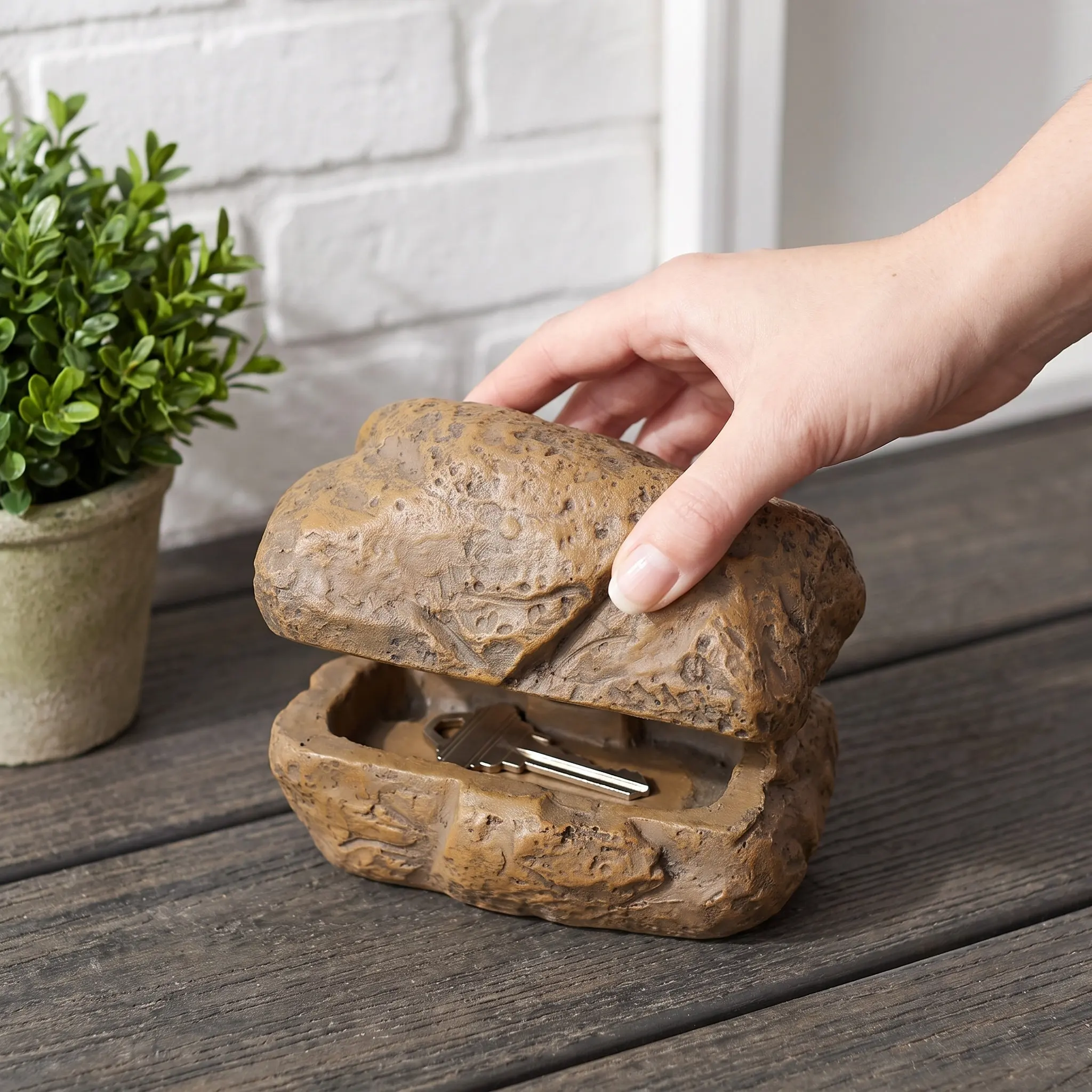 Hidden Key Hider Faux Stone Realistic Artificial Stone Key Storage Box for Outdoor Garden Yard Concealed Safe Storage Container