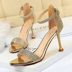 Sandali estivi da donna Tacchi alti da 8,5 cm Tacchi medi in cristallo con strass Sandali con cinturino alla caviglia Lady Wedding Event Party Scarpe dorate