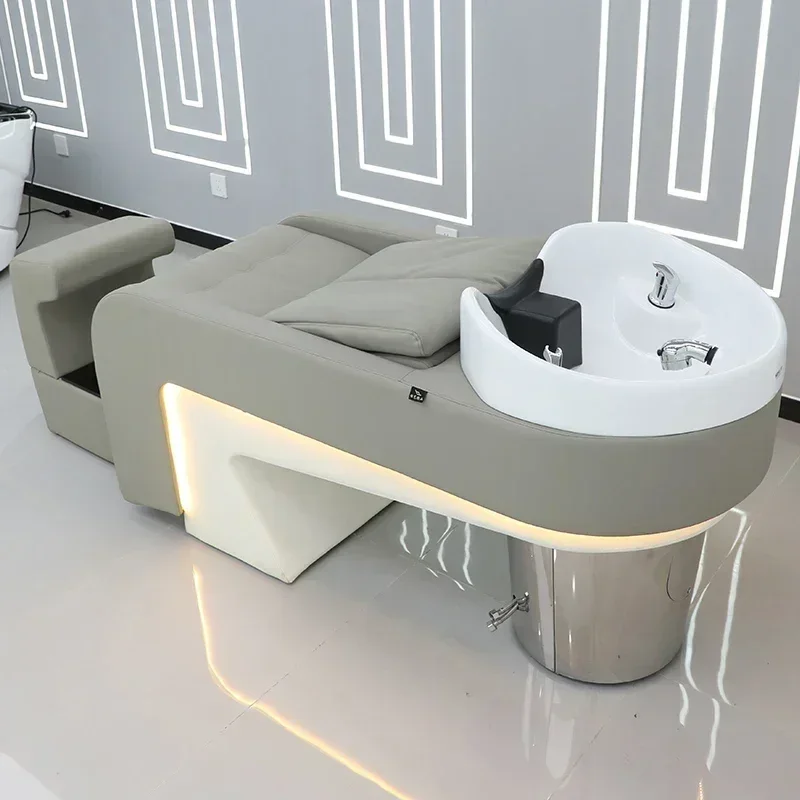 Halb liegendes Shampoo und spezielles Friseursalon-Spülbett mit Licht