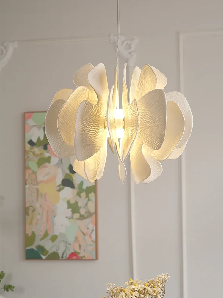 

Yesi Italian French creative bedroom chandelier warm and romantic modern Nordic living room art aesthetics butterfly chandelier