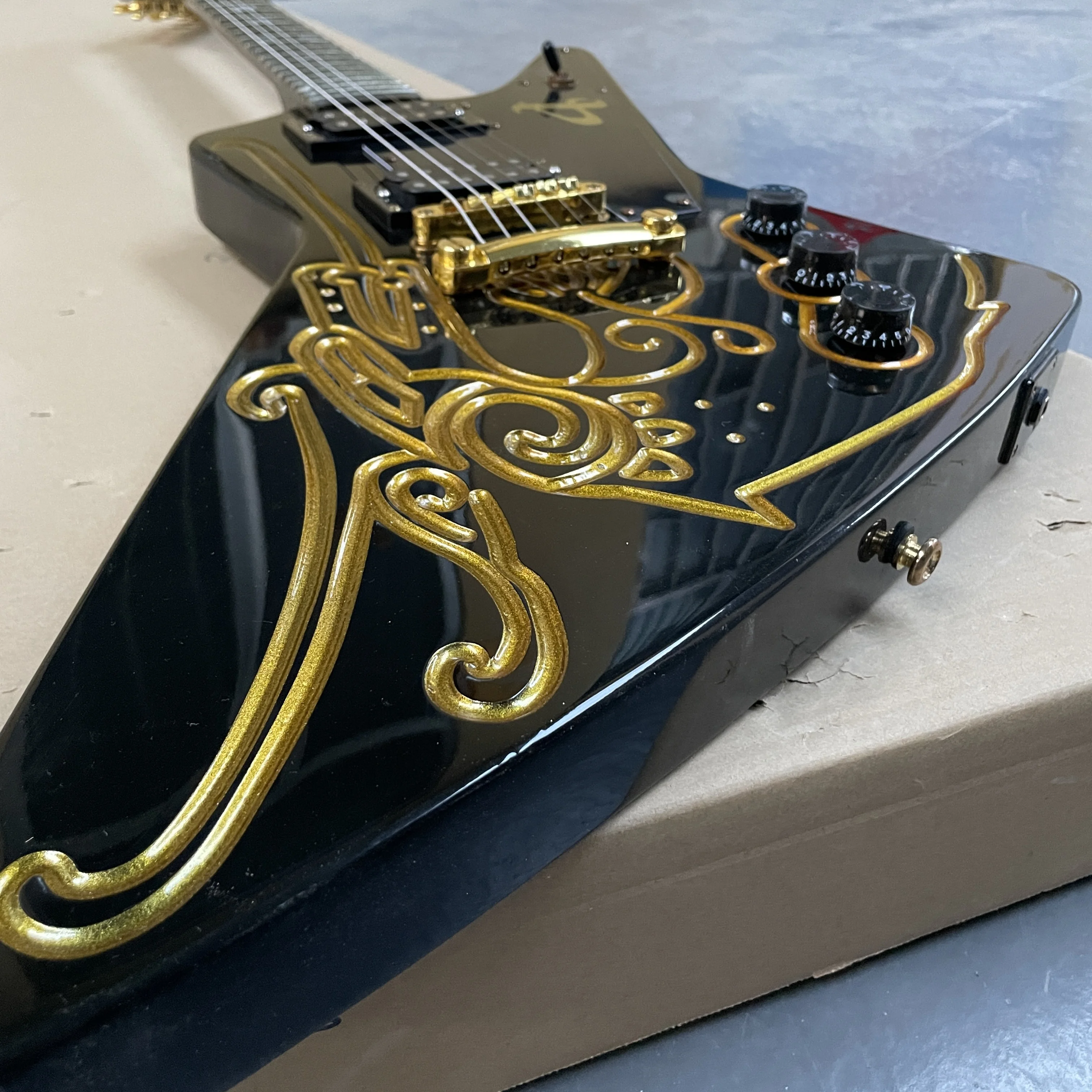 classical Customizable factory sales 6-String Electric Guitar ,Black with golden carving,22F,perfect tone, hot sale