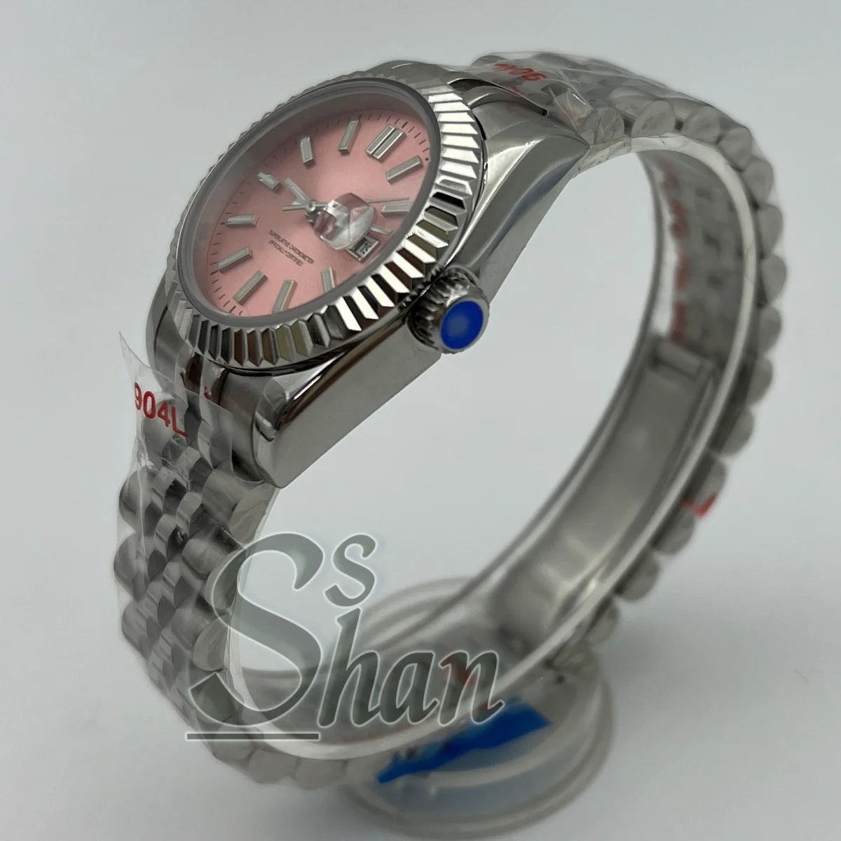 31mm luxury ladies mechanical watch features a grooved bezel with sapphire crystal and is powered by the NH05 automatic movement