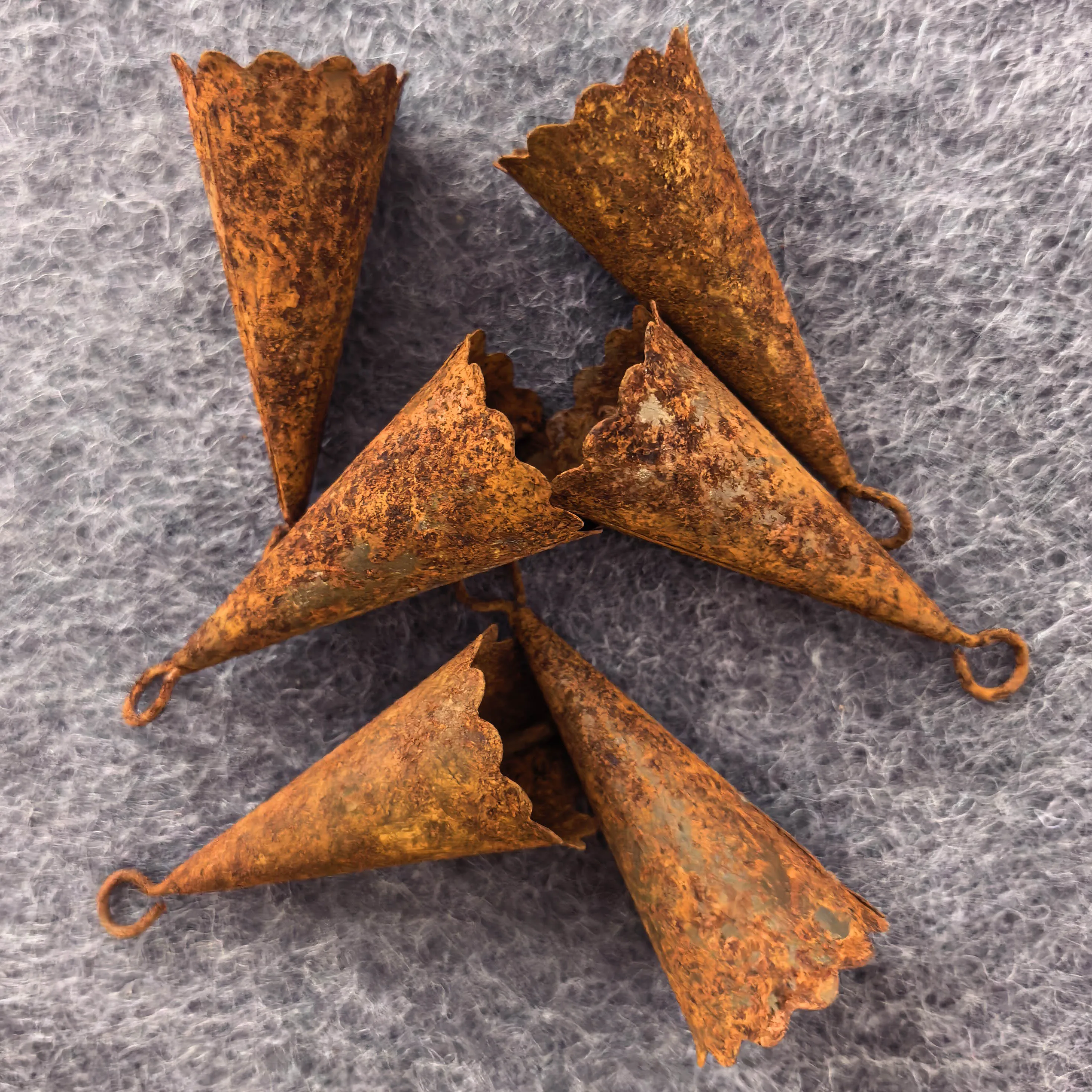 12pcs Rustic Iron Tin Metal Vintage Jingle Bells Rusty Trumpet Bells for Garland Crafts Wreath Holiday Ornaments Christmas Deco