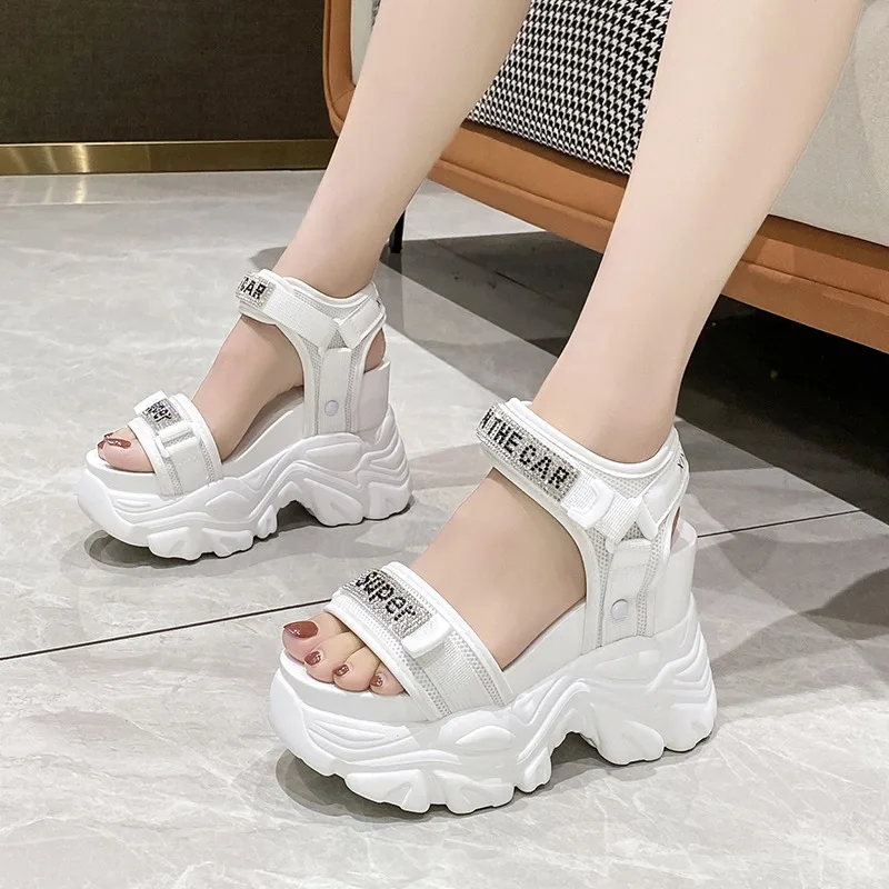 Sandalias de plataforma alta para mujer, zapatos de tacón alto con cuña de 11CM, zapatillas ostentosas con punta abierta, chanclas gruesas de cuero blanco, novedad de verano