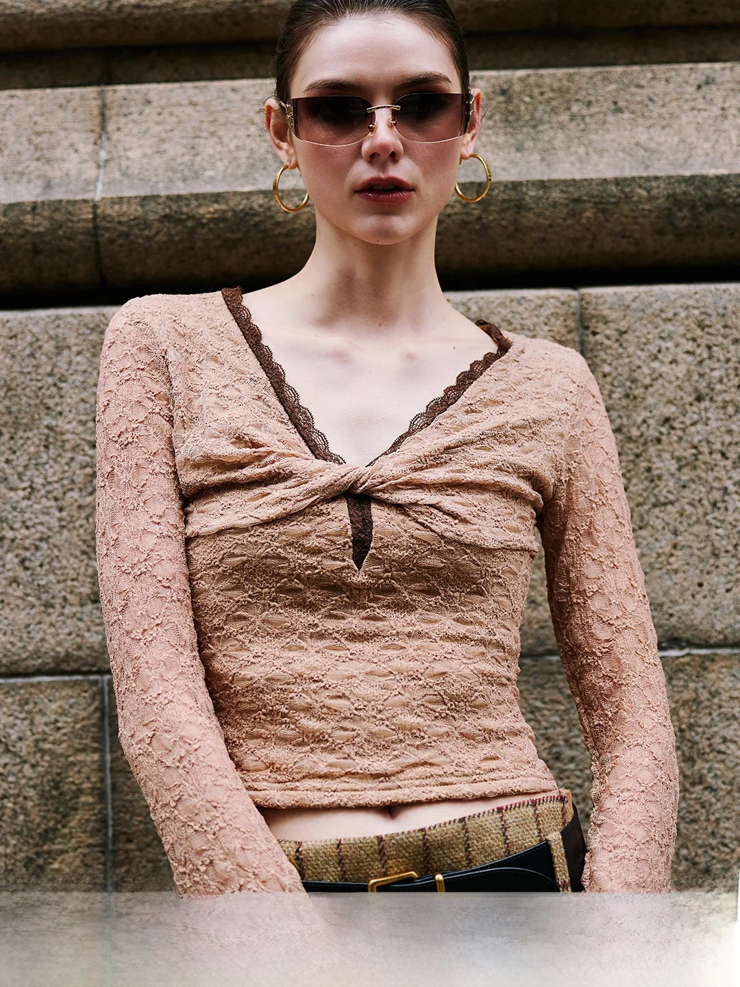 

Женская футболка Luna7xi с кружевной отделкой, V-образным вырезом, длинным рукавом, облегающая, для ранней весны, мягкая, удобная, в корейском стиле, для повседневной носки