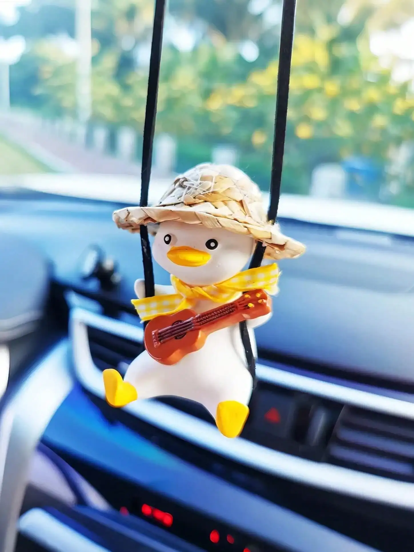 1Pc Swing Duck Car Hanger: Especially suitable for car owners who love cute styles and pay attention to in-car details.