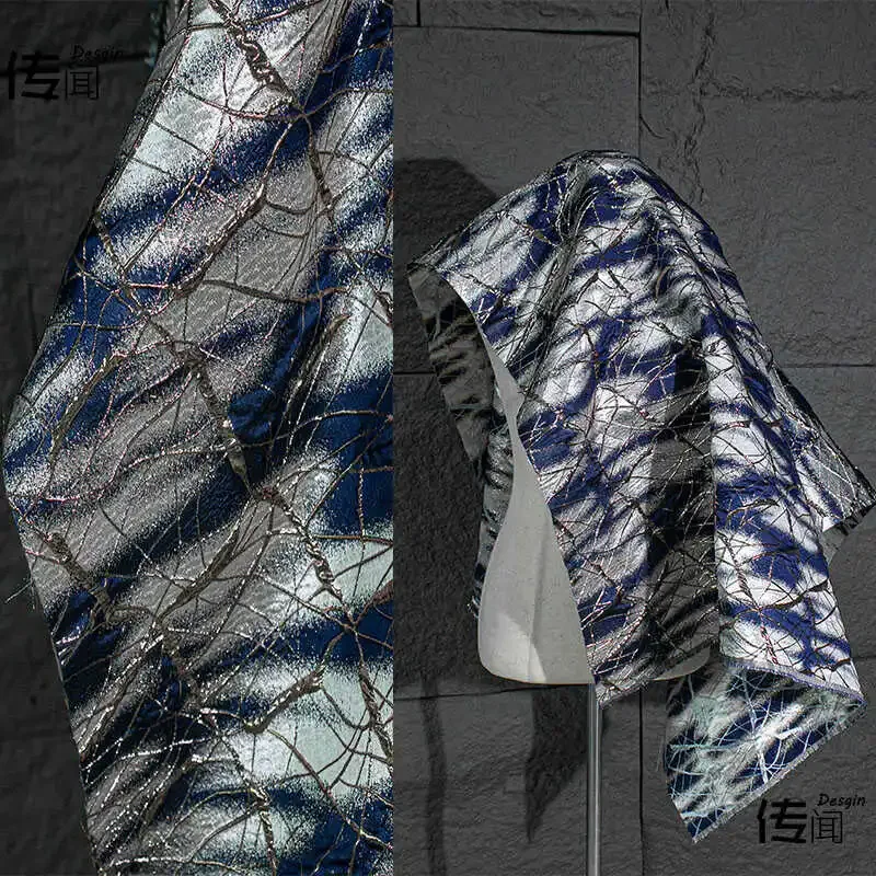 

Жаккардовая ткань с золотистыми тиснеными линиями для подушек, пальто, сумок ручной работы, дизайнерской одежды, для шитья своими руками, продается на метры