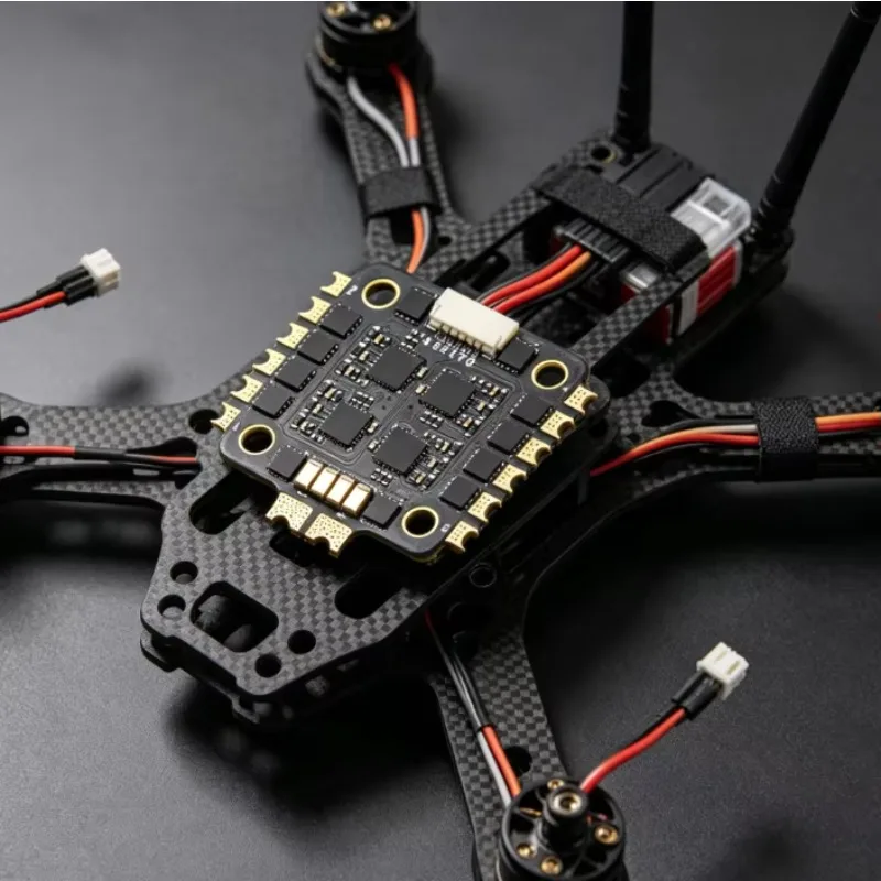 4-in-1 brushless motor controller, suitable for remote control of multi-rotor models. Comes with screw installation.