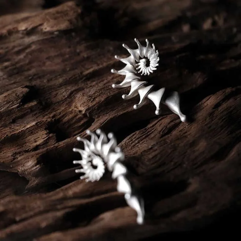 New Gothic Stereo Conch Personality Ancient Silver Stud Earrings for Men Women Hallowmas Punk Jewelry Vacation Accessory Gift