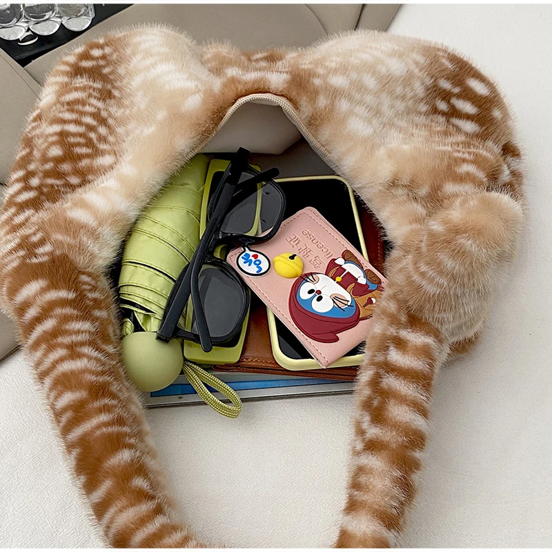 Hobo-Schultertasche mit Hirschmuster und Kunstfell, flauschige Plüsch-Unterarmtasche, weiche, flauschige Handtasche mit Tragegriff, süße, warme Wintertasche. – Detail 5
