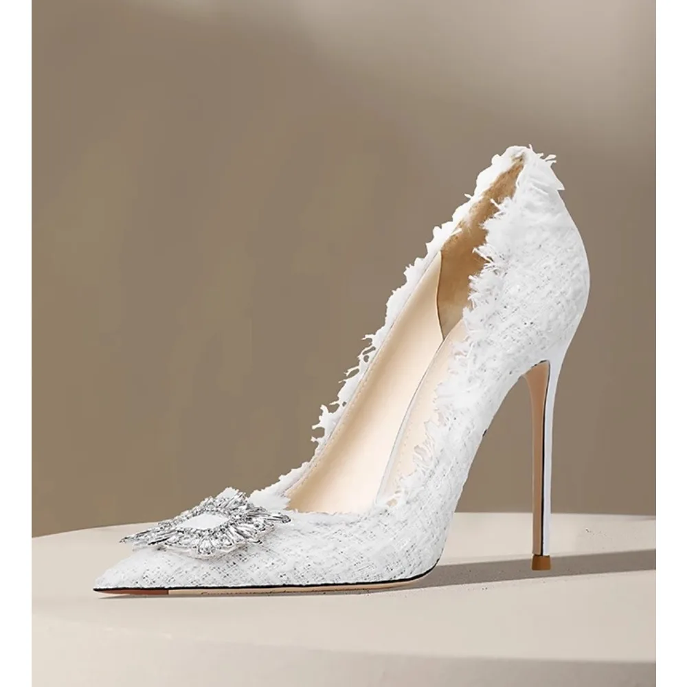 حذاء بكعب عالٍ أبيض 2025 بمقدمة مدببة مع إبزيم كريستالي للنساء