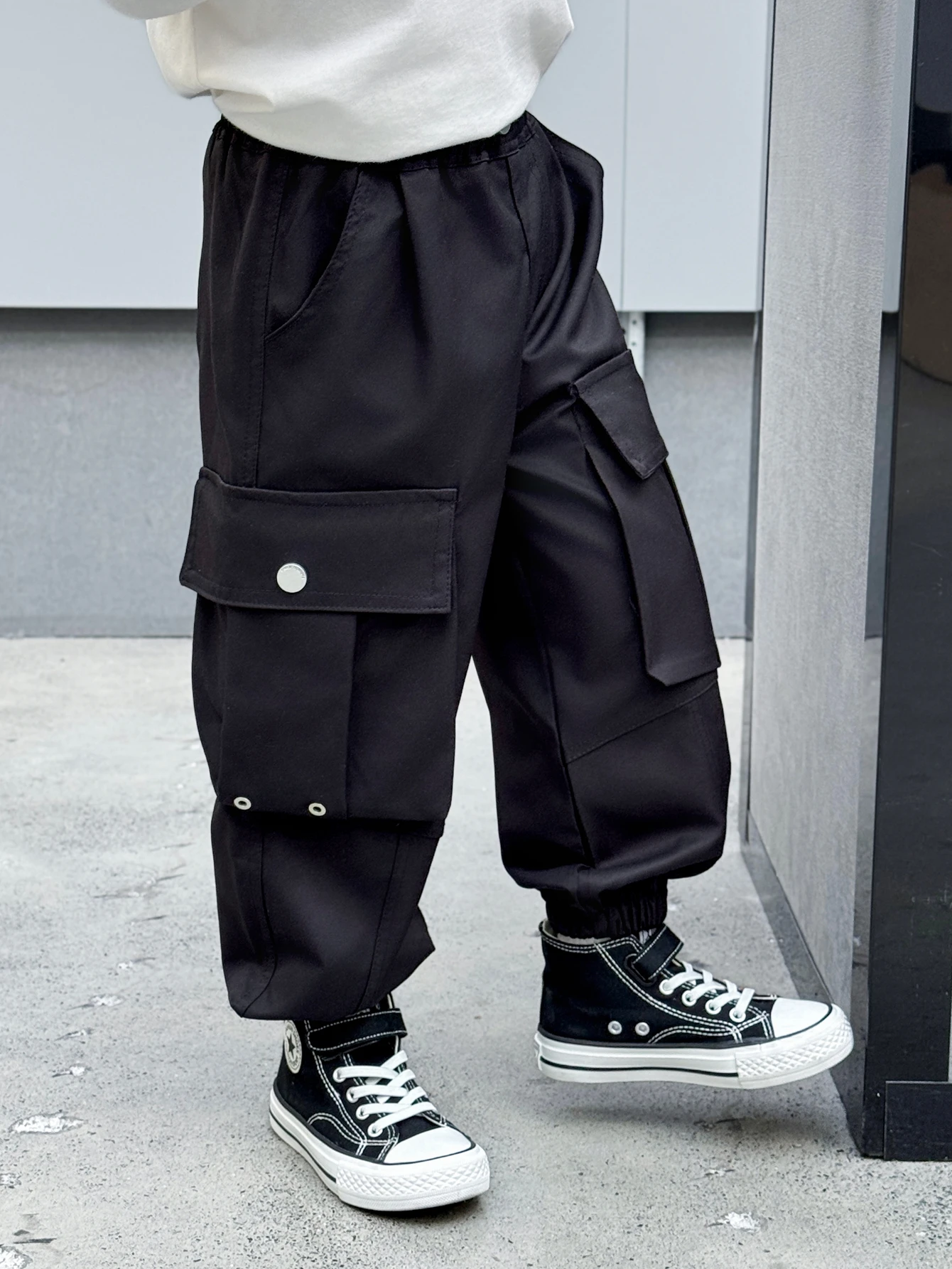 Toddler Boy Black Cargo Pants, Elastic Waist Multi-Pocket Casual Trousers With Label Detail, Loose Fit Streetwear For Kids