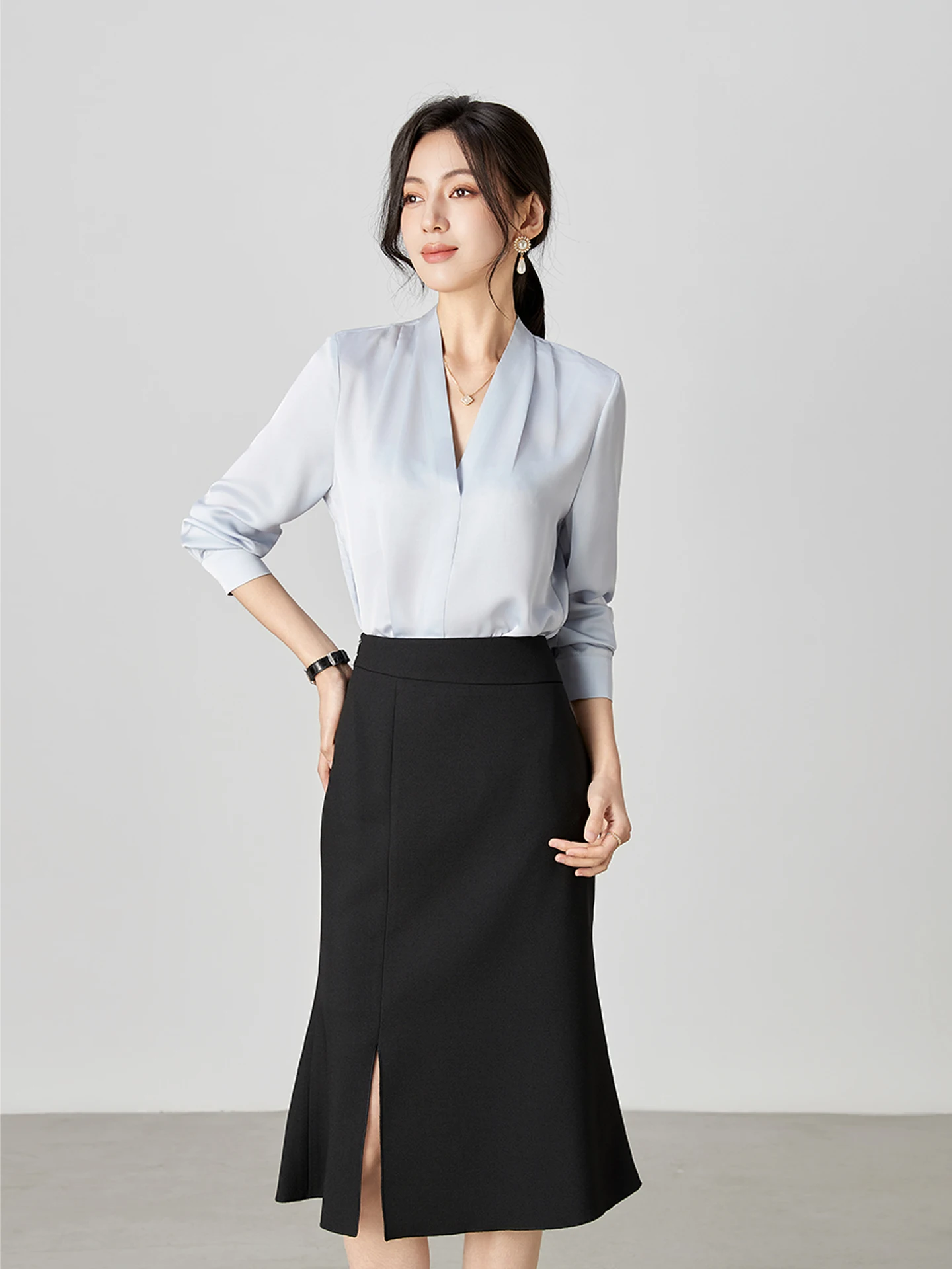 

Элегантная серо-голубая атласная тонкая деловая рубашка с V-образным вырезом для женщин, приталенная, профессиональная, повседневная, для офиса, с длинным рукавом