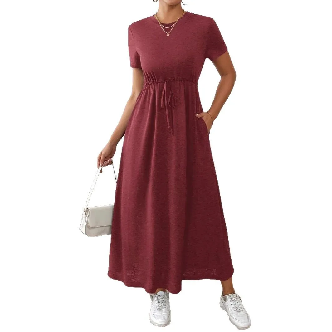 Das neue Damenkleid mit Rundhalsausschnitt für Frühling und Sommer 2022. Ein schlichtes, kurzärmliges Kleid mit Kordelzug an der Taille und Seitentaschen