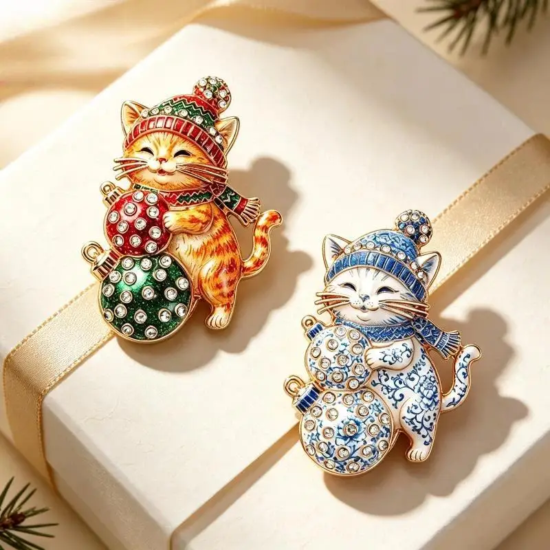 1Pcs Unisex Holding Fairy Lights Kitten Animal Brooch Pins: New Year Gifts Lovely Christmas Cat