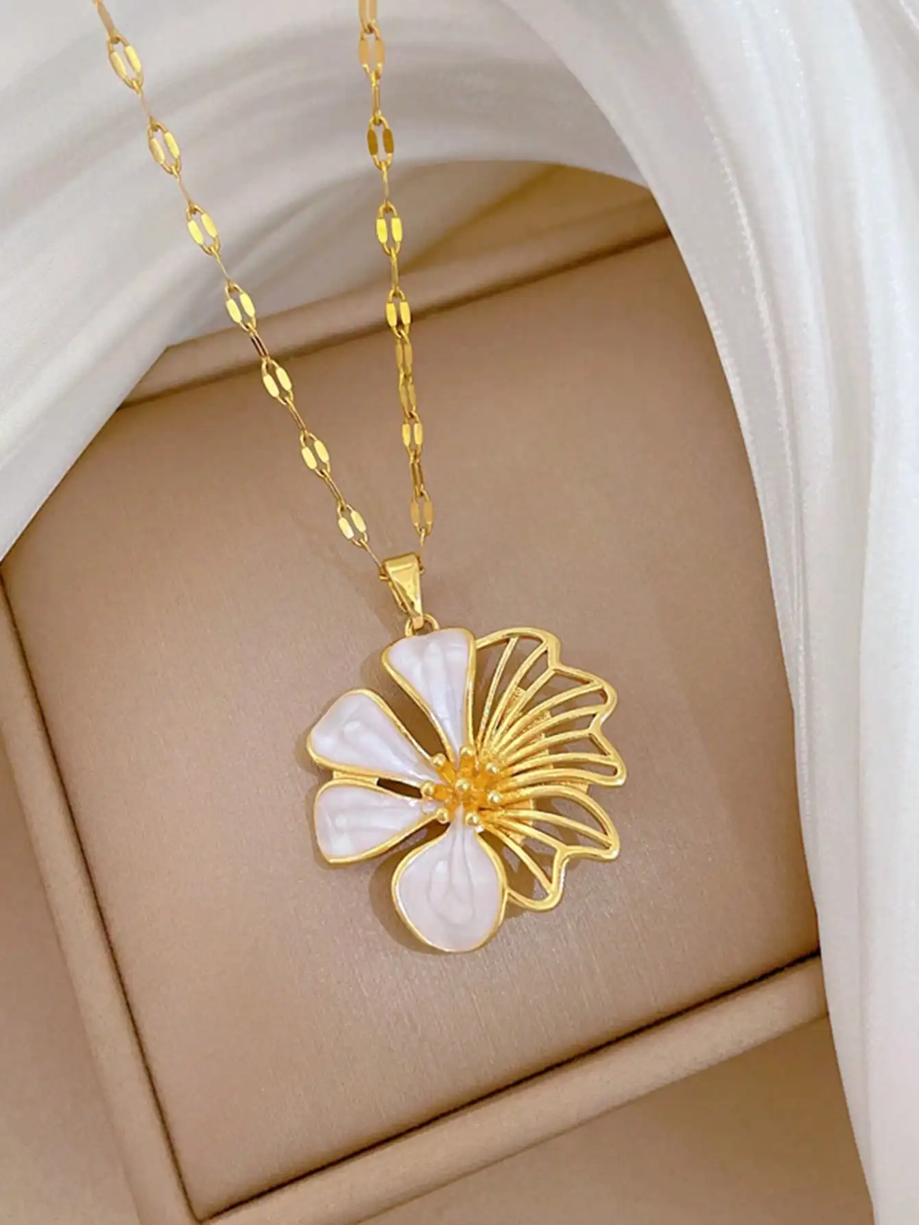 1pc Gold Flower Necklace for Women Elegant Dripping Oil Hollow Floral Pendant Clavicle Chain Luxury Palace Style Daily Wear