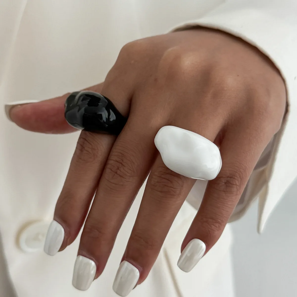 KunJoe Minimalistischer schwarz-weißer Harz-Acryl-Ring für Frauen, Retro-Geometrie, unregelmäßiger Knöchelring, Herbst/Winter, Modeschmuck
