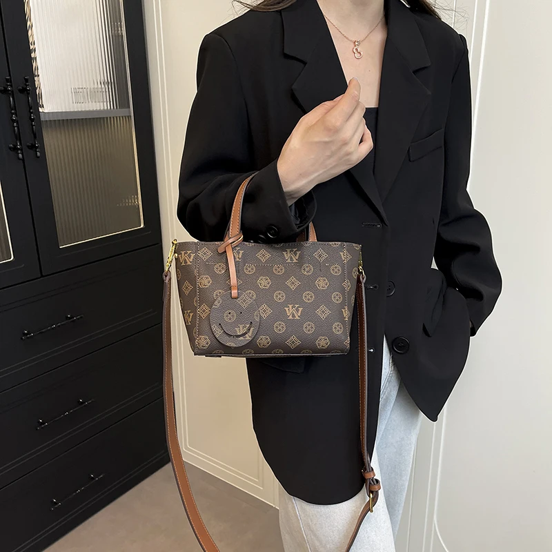 

Elegant Leather Shoulder Handbag for Chic Ladies, Famous Designer Brand with Classic Women's Bag and Crossbody Option