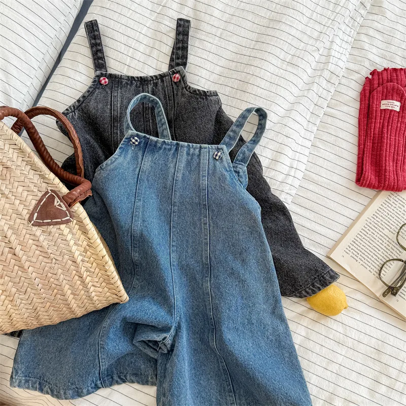 

Новинка осени 202, детские джинсовые комбинезоны, модные однотонные брюки на бретелях для девочек, расклешенные брюки для маленьких девочек, детские повседневные универсальные джинсы