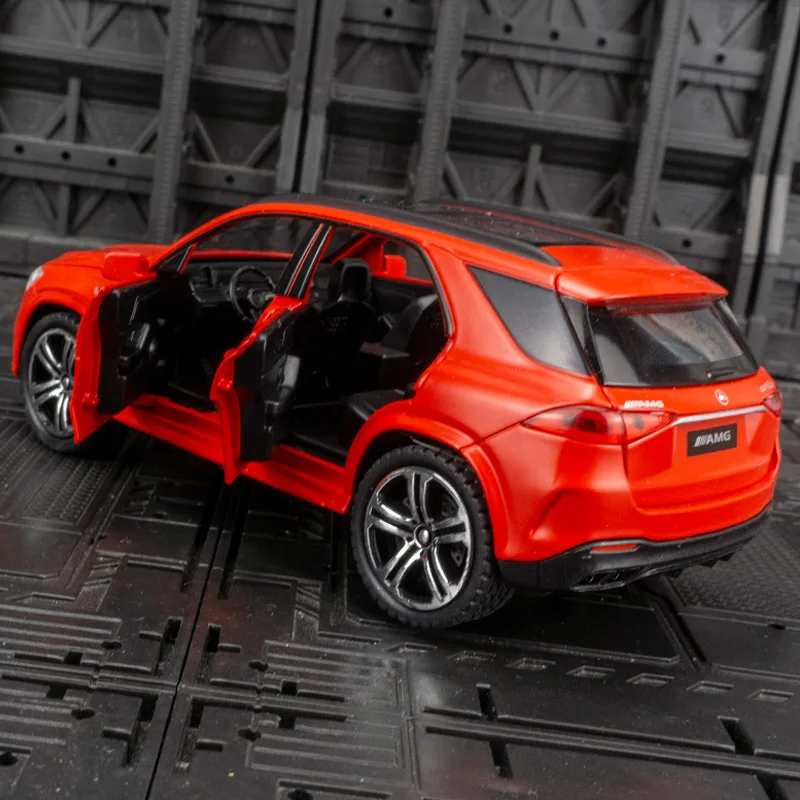 1:32 Mercedes-Benz GLE 63S liga modelo de veículo off-road acústico-óptico porta de brinquedo retrátil pode abrir presentes infantis.