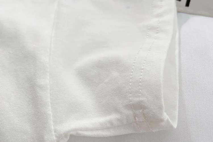 Sommer-Outfit für Kleinkinder: Retro-Buchstaben-Stickerei Kurzarm-Oberteil mit Elastischer Hochbund-Jeansshorts – Detail 9