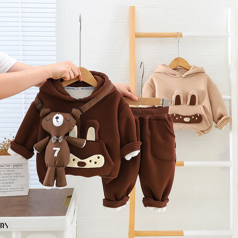 

Комплекты плотной одежды для мальчиков, зима 2025 г., детские теплые бархатные толстовки, пальто, сумка, брюки, толстовки из 3 предметов, костюм, милые спортивные костюмы для детей