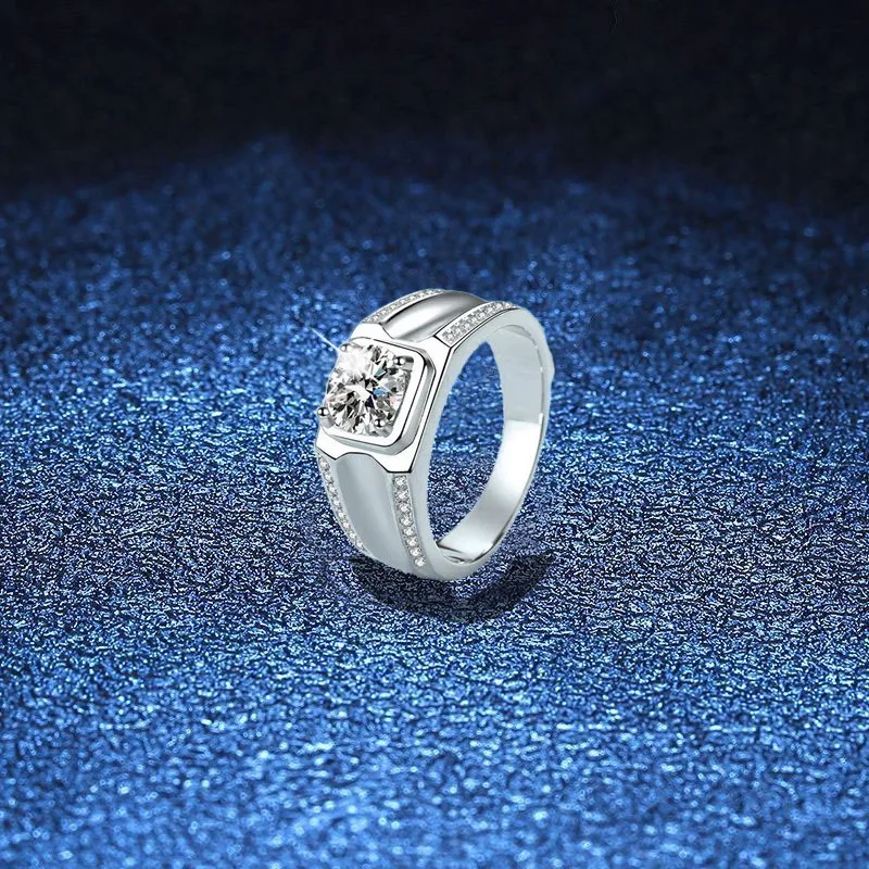 

S925 Sterling Silver Mens Moissanite Ring 1ct Vintage Luxury Style Wedding Band for Him Hypoallergenic Jewelry Gift
