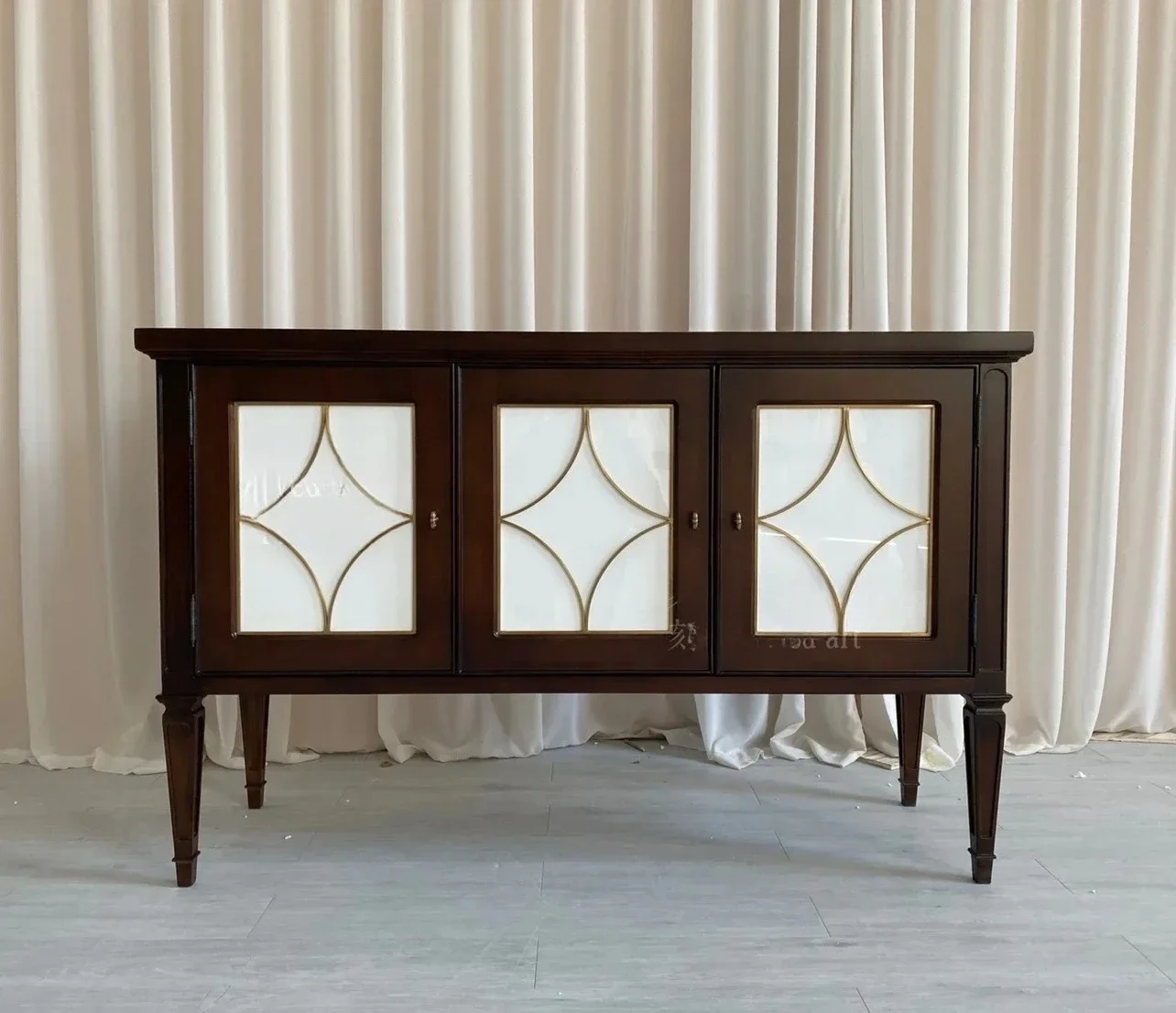 

Тумба G Norwich Side Cabinet Ethan: Элегантный классический стеклянный шкаф для прихожей в стиле Light Luxury