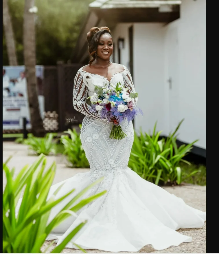 Abiti da sposa a sirena con applicazioni di perline scintillanti con collo trasparente personalizzato Sweep Train maniche lunghe Abiti da sposa Vestido Noiva africani