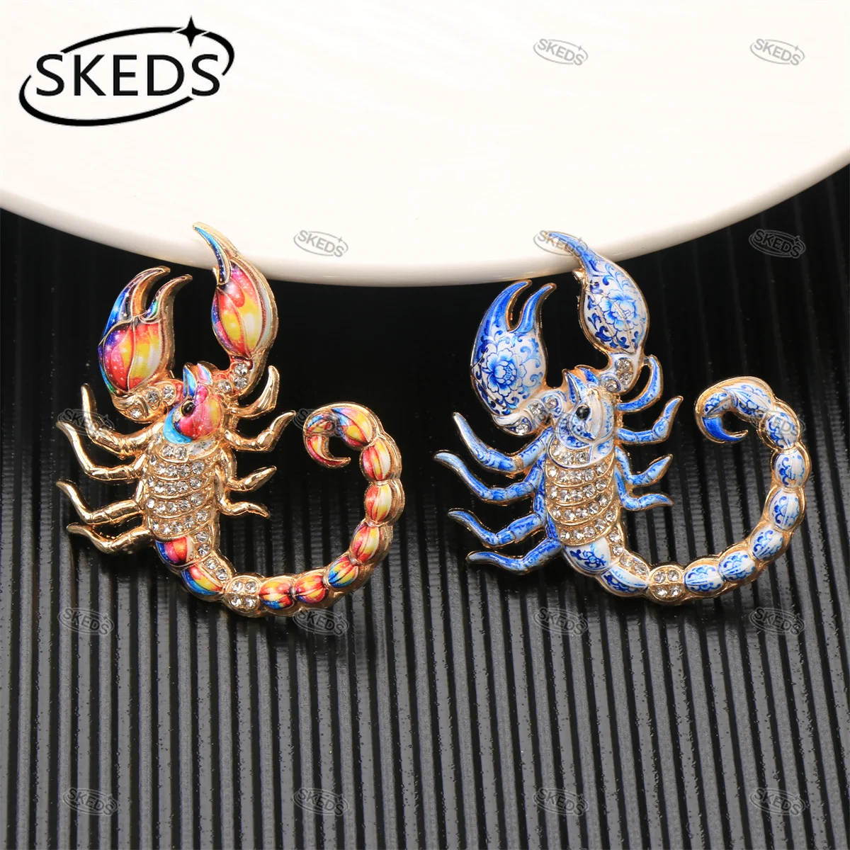 SKEDS Blau-weiße Porzellan-Stil Skorpion-Brosche Retro Tierkreis-Anstecknadel Traditionelles Muster Insekten-Abzeichen Accessoires