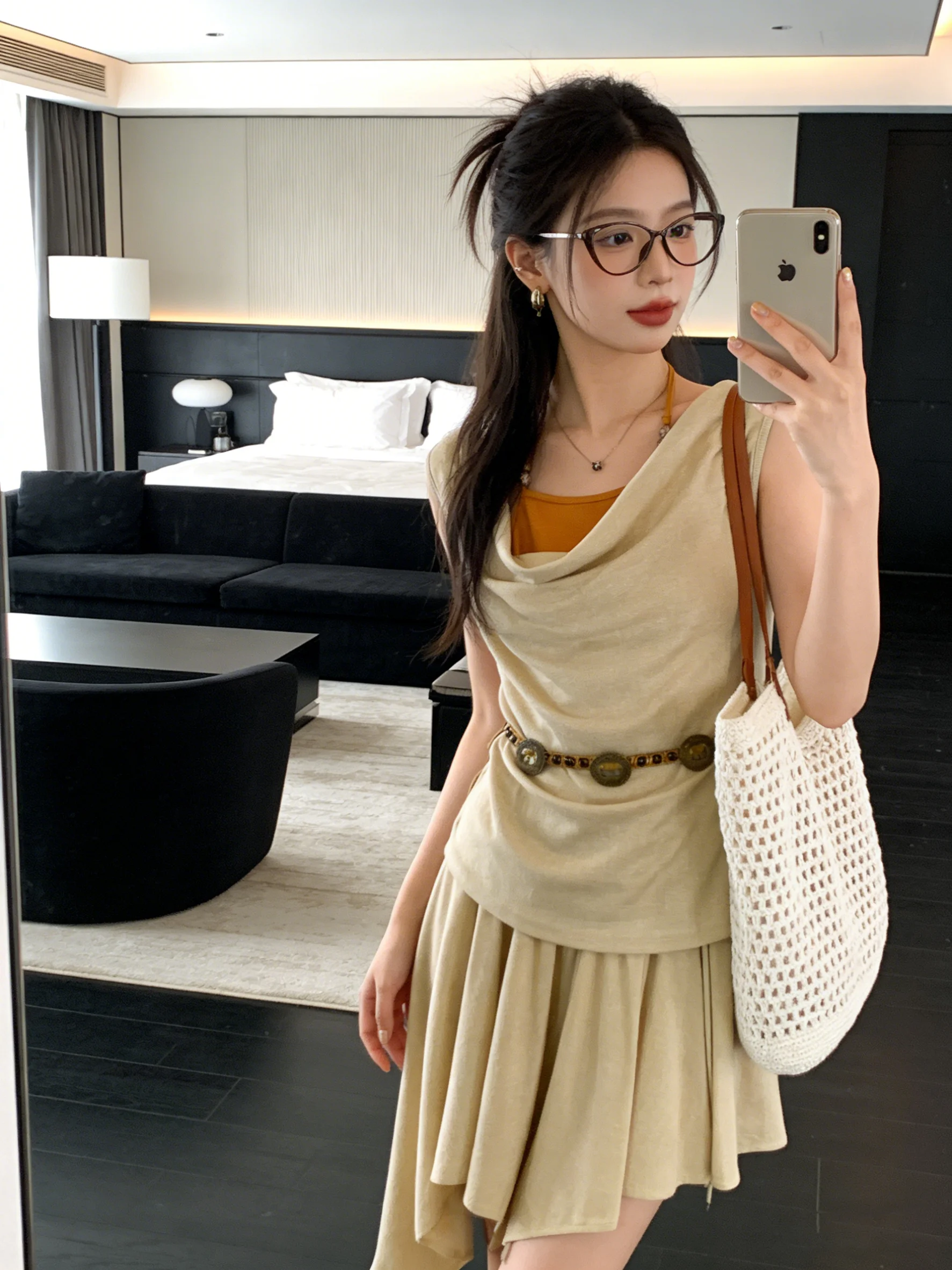 

Комплект из трех предметов в корейском стиле: футболка, юбка с высокой талией и топ без рукавов с асимметричным подолом. Летний модный образ.