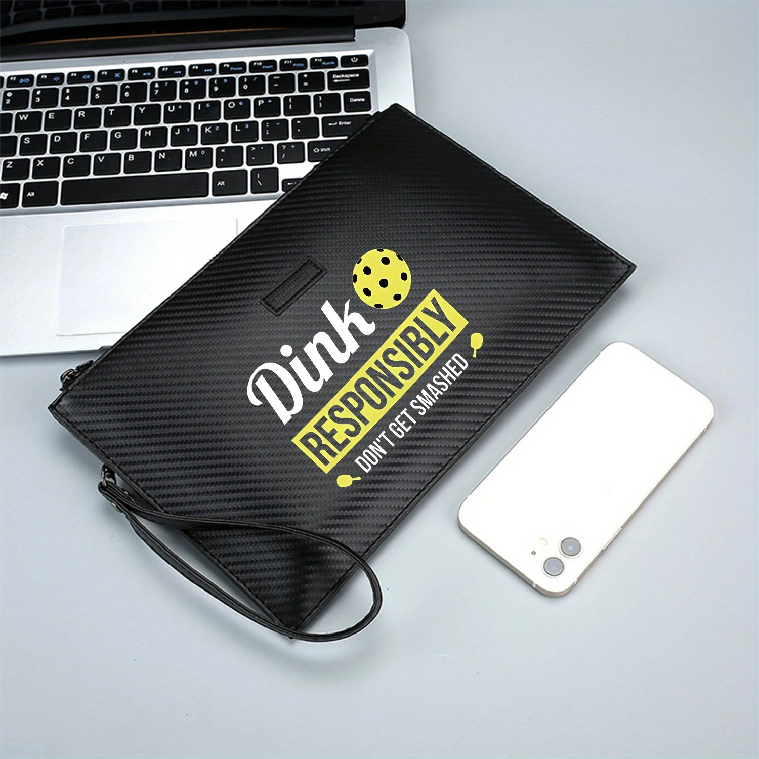 دينك بمسؤولية. لا تتحطم. حقيبة يد رجالية أنيقة مطبوعة من البولي يوريثان عصرية وعملية للحمل اليومي