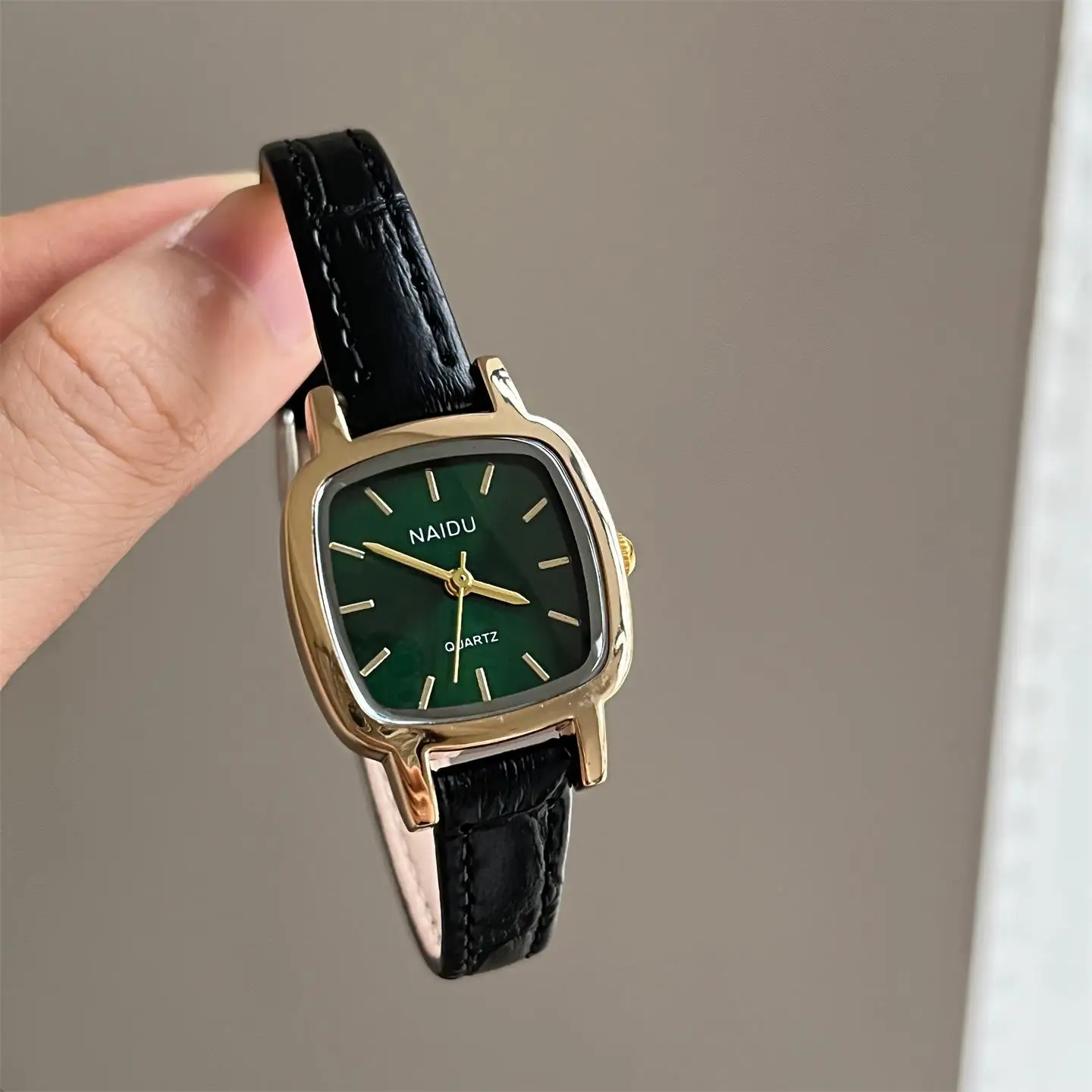 ساعة نسائية فاخرة صغيرة مكعب السكر طالبة النسخة الكورية بسيطة مربعة ريترو صغيرة رائعة ساعة بنية صغيرة