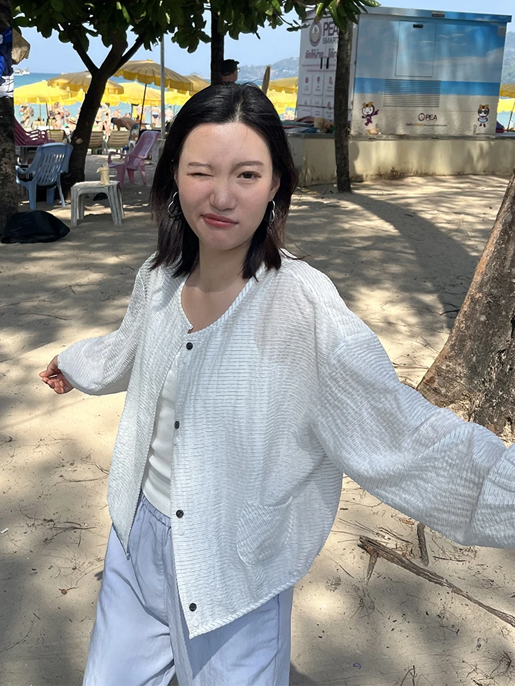

Легкое летнее пальто-накидка в корейском стиле Wonghome для повседневной носки, черно-белые полосы, защита от солнца, свободный крой, длинный рукав, круглый вырез.