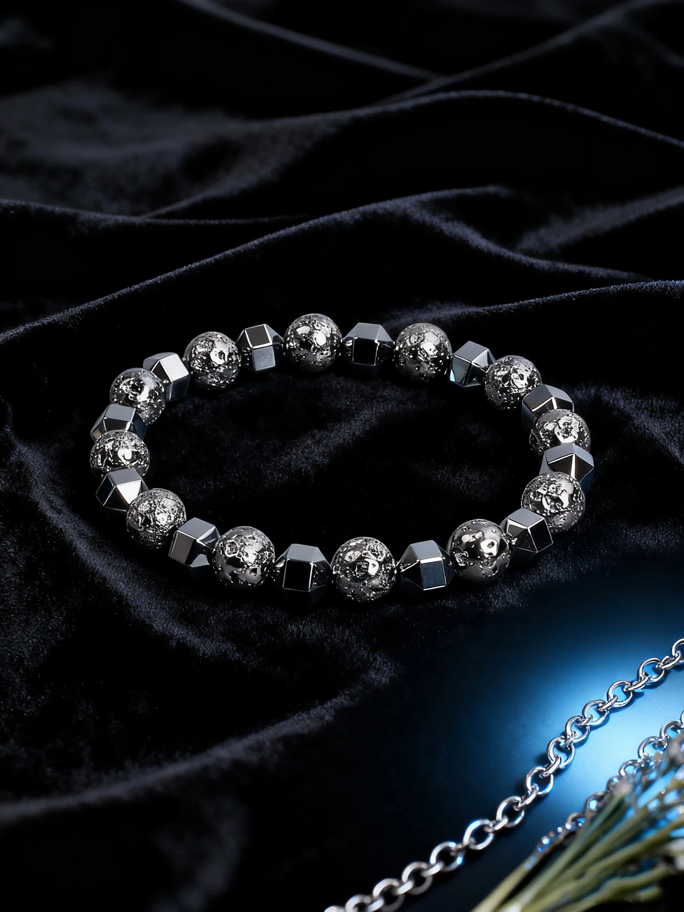 Facettiertes Hämatit- und Waffenarmband aus schwarzem Lavastein, vulkanisches Natursteinperlenarmband für Mut und Schutz, Kraftschmuck