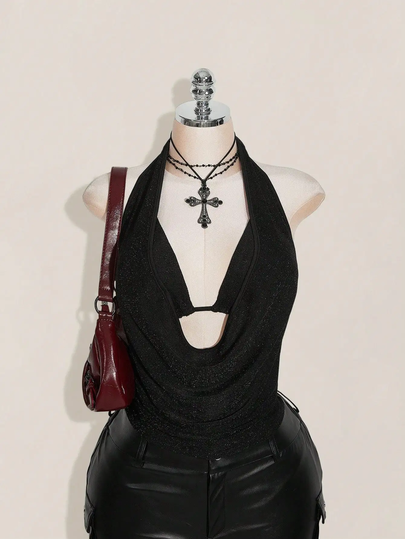 

Черный блестящий топ с вырезом на шее и декоративными вырезами для вечеринок или клубов