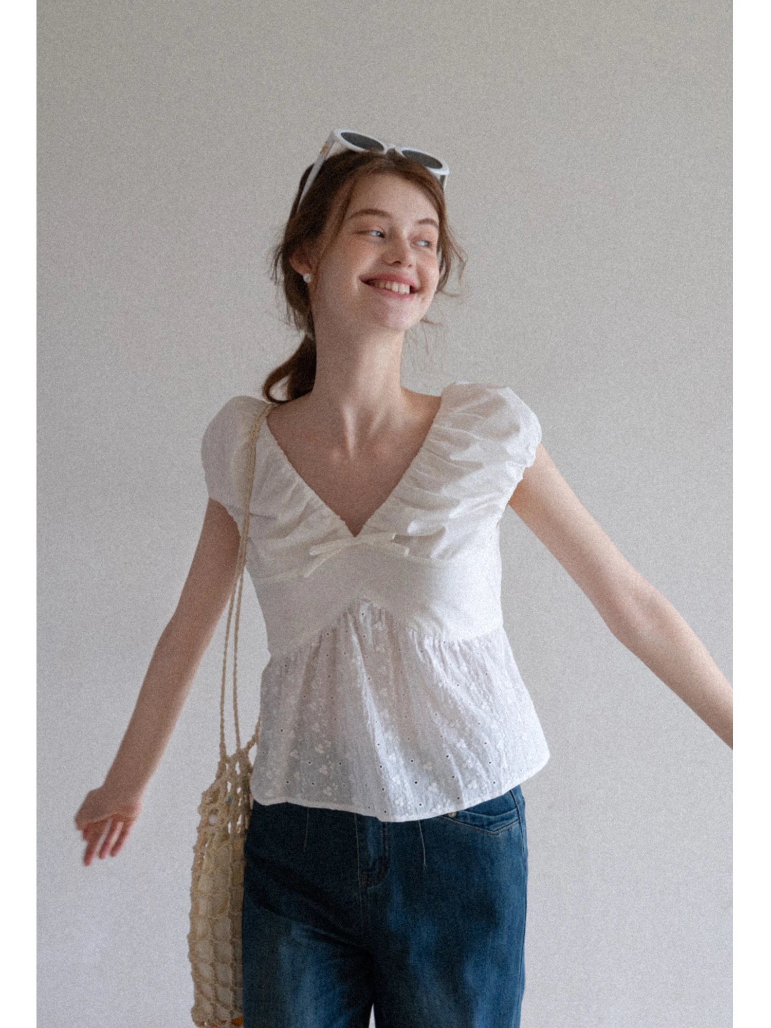 

Летний топ из полиэфирного волокна с V-образным вырезом, узлом, вышивкой и ажурными вставками, утягивающий, приталенный, изящный